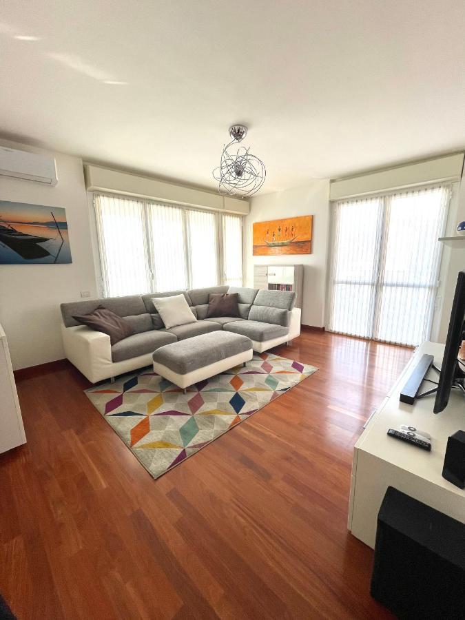 Elegant Apartment In Milan With Panoramic Terrace ภายนอก รูปภาพ